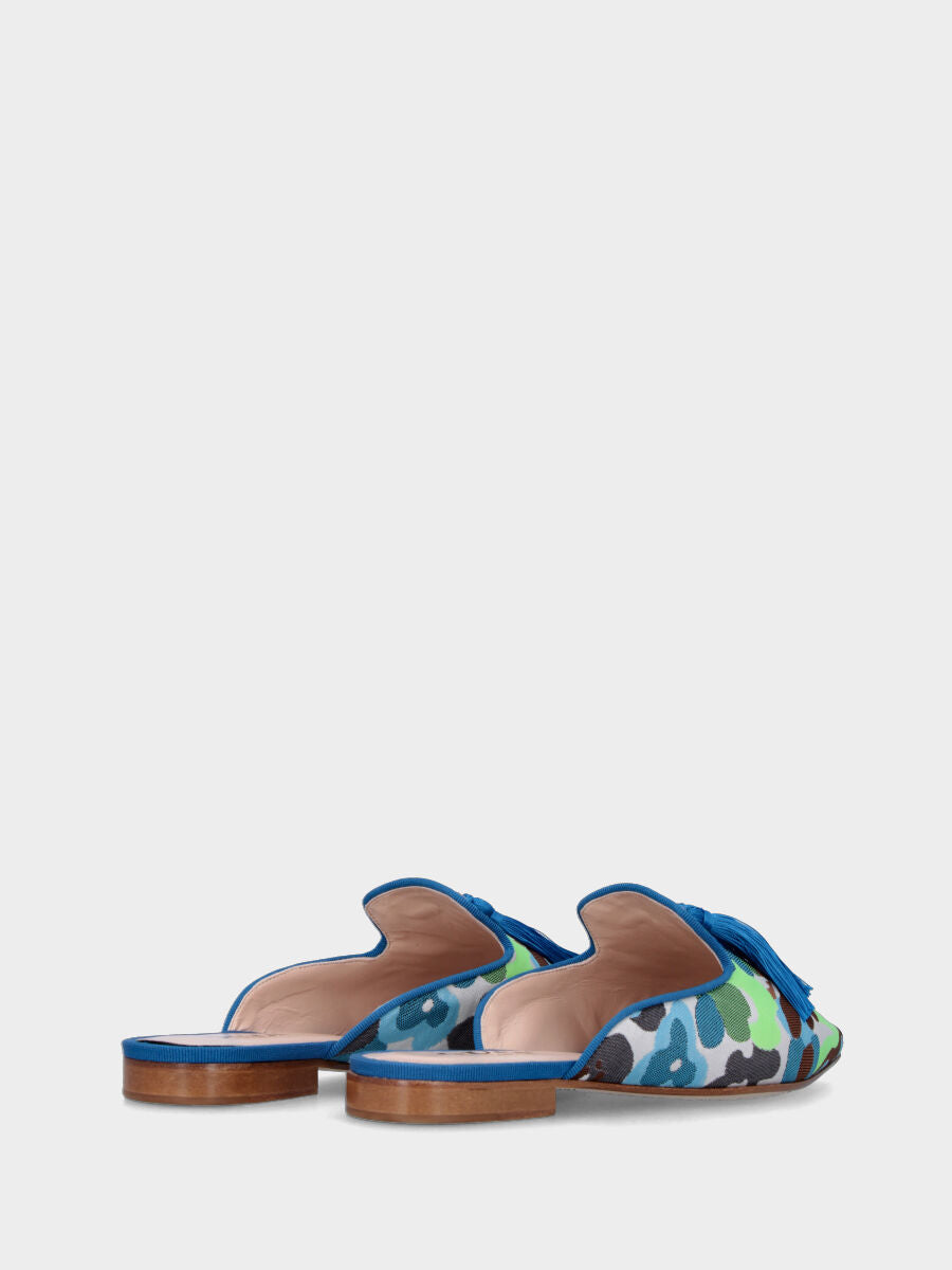 Sabot in tessuto blu con trama floreale e nappine