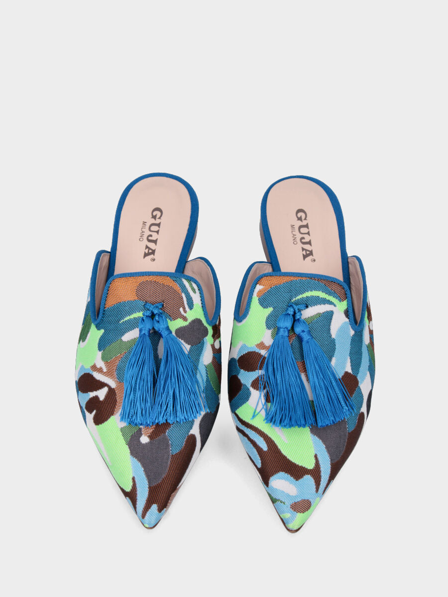 Sabot in tessuto blu con trama floreale e nappine