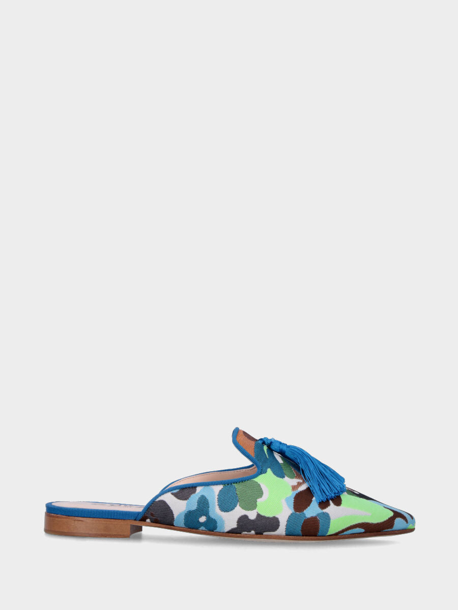 Sabot in tessuto blu con trama floreale e nappine