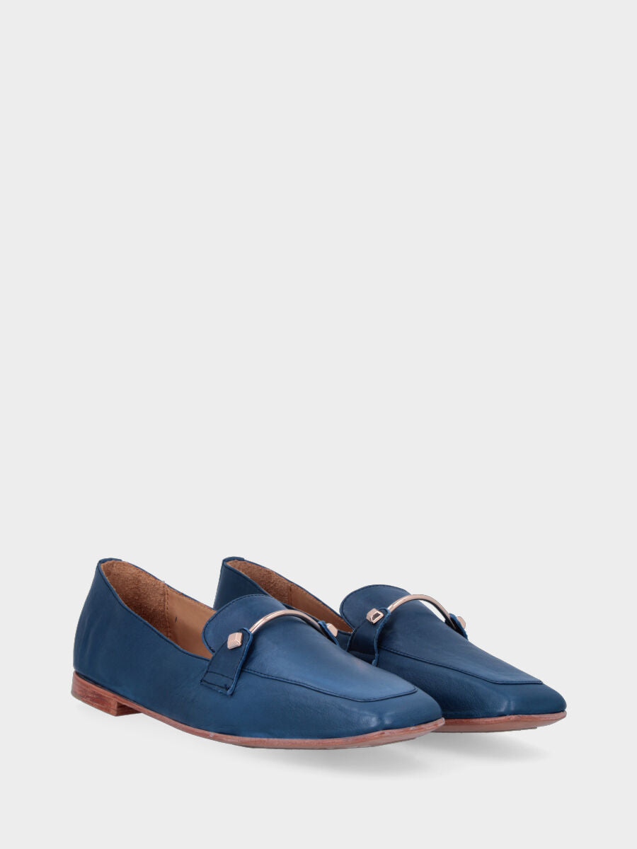 Mocassin bleu en cuir avec barre métallique