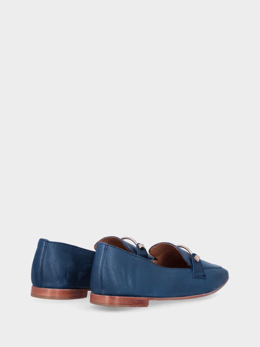 Mocassin bleu en cuir avec barre métallique