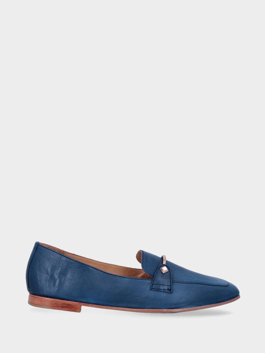 Mocassin bleu en cuir avec barre métallique