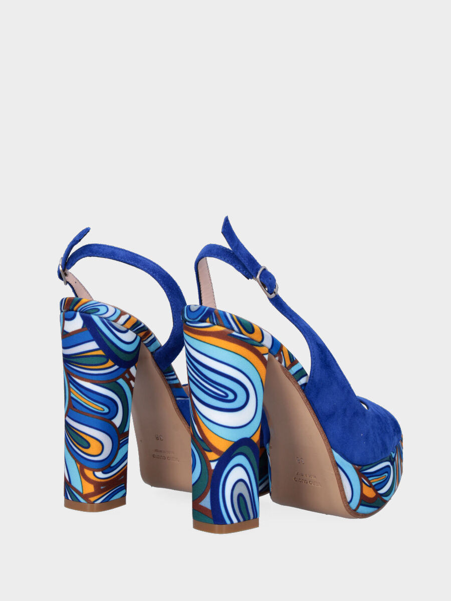 Blauer Ledersandale mit buntem Stoffmuster