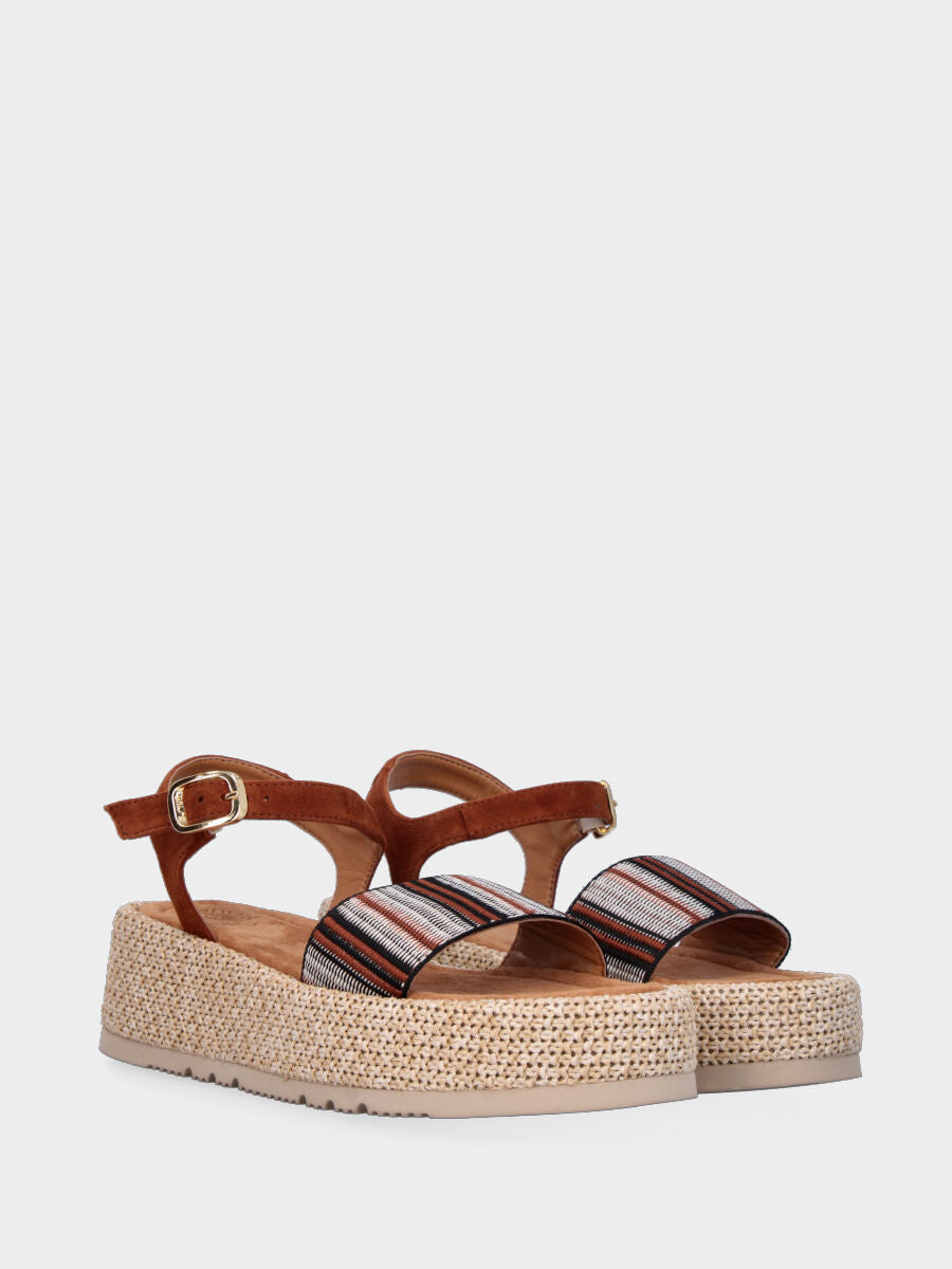 Sandale marron en cuir avec bande en tissu et semelle compensée