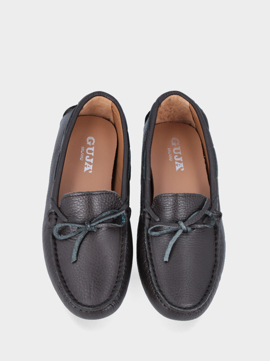 Mocassin marron foncé en cuir avec lacet
