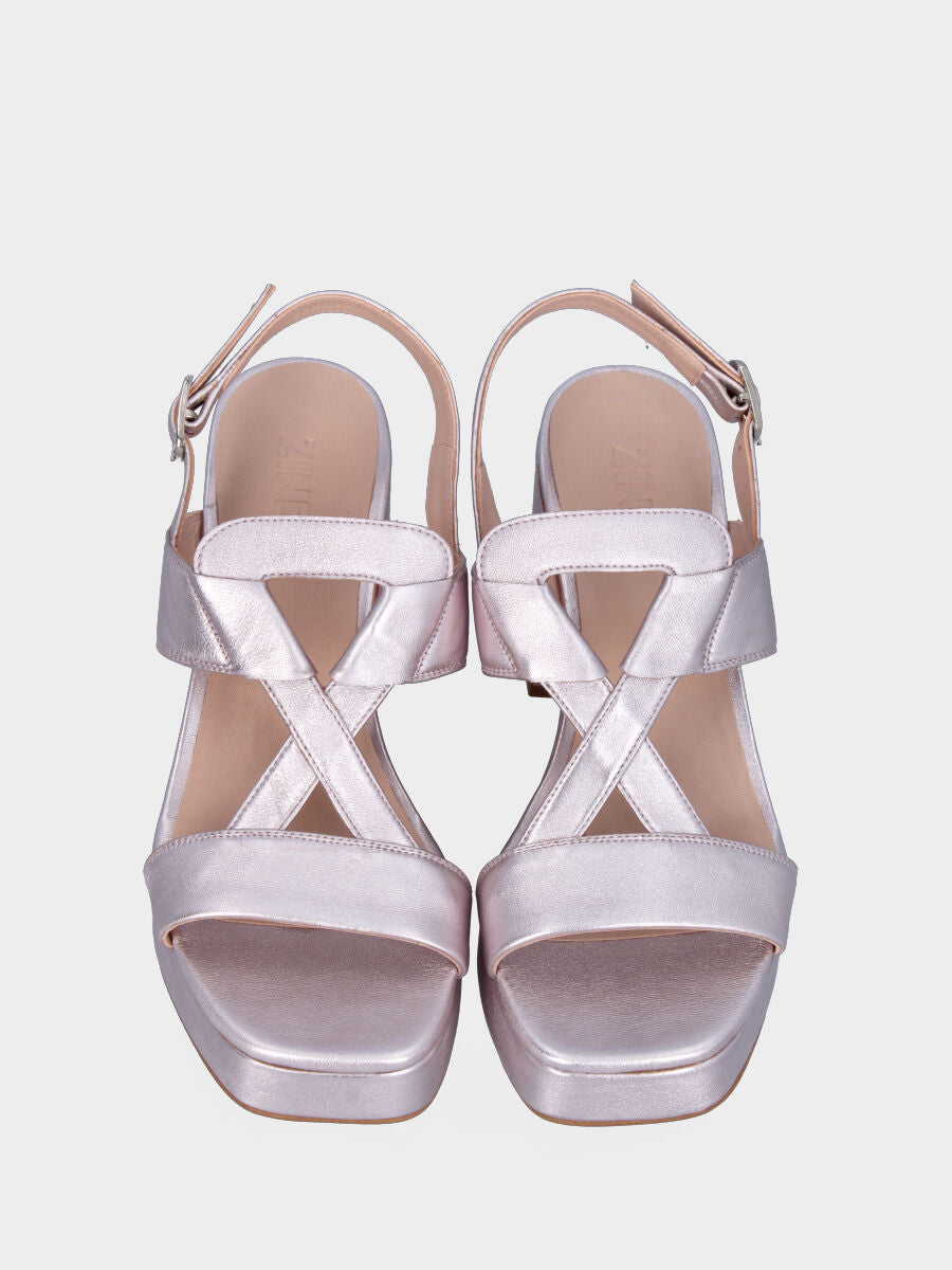 Sandalo laminato rosa con fascia incrociata