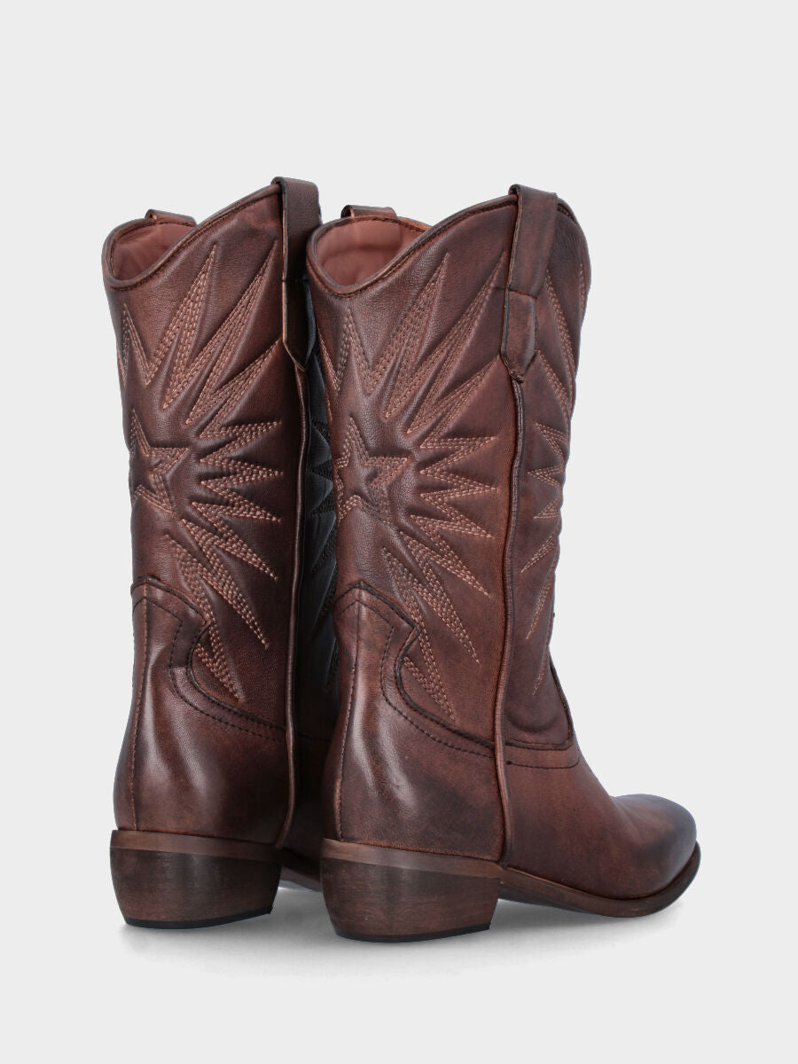 Texano marron en cuir avec broderies et étoiles en rayons
