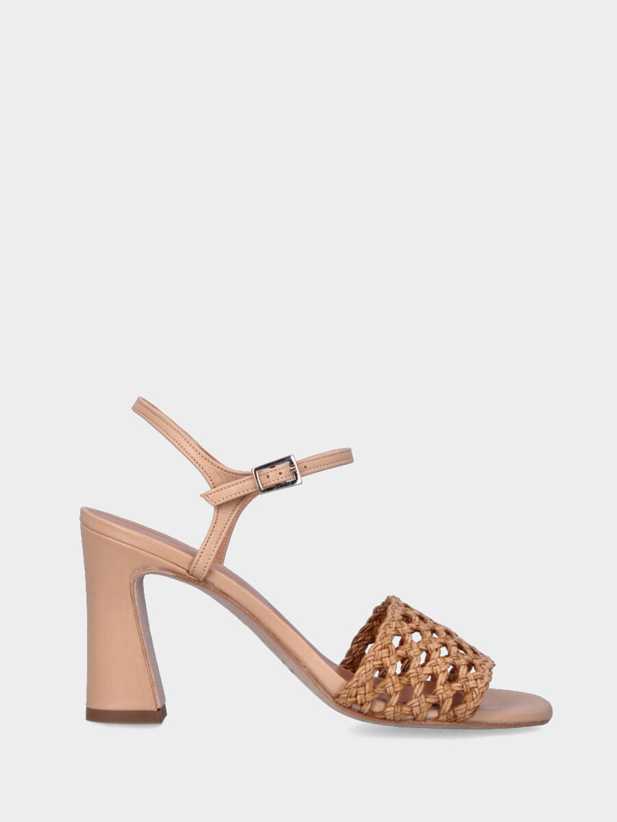 Sandalo beige in pelle con fascia intrecciata e forata e cinturino