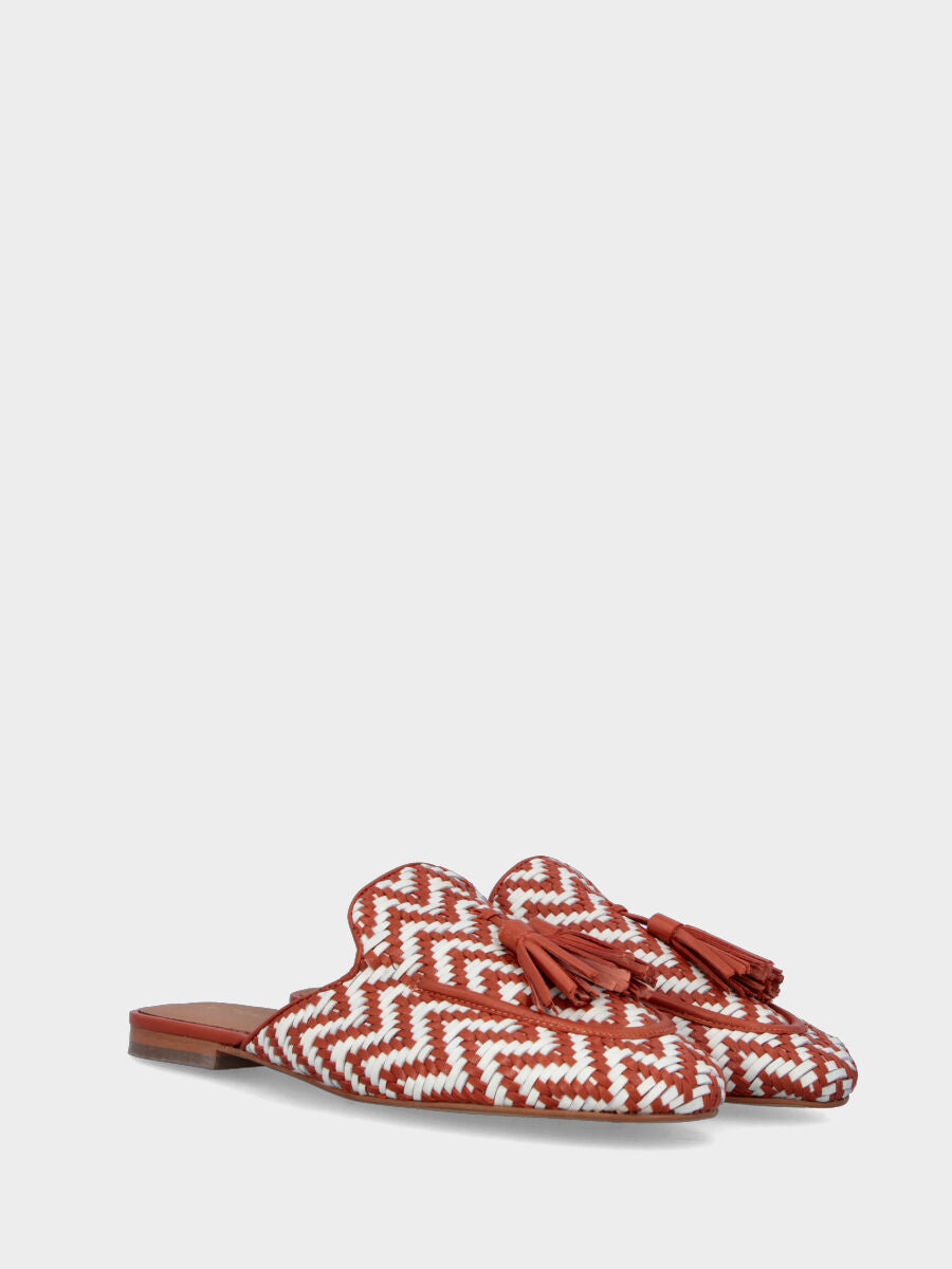 Sabot bicolore arancione in nappa intrecciata con nappine