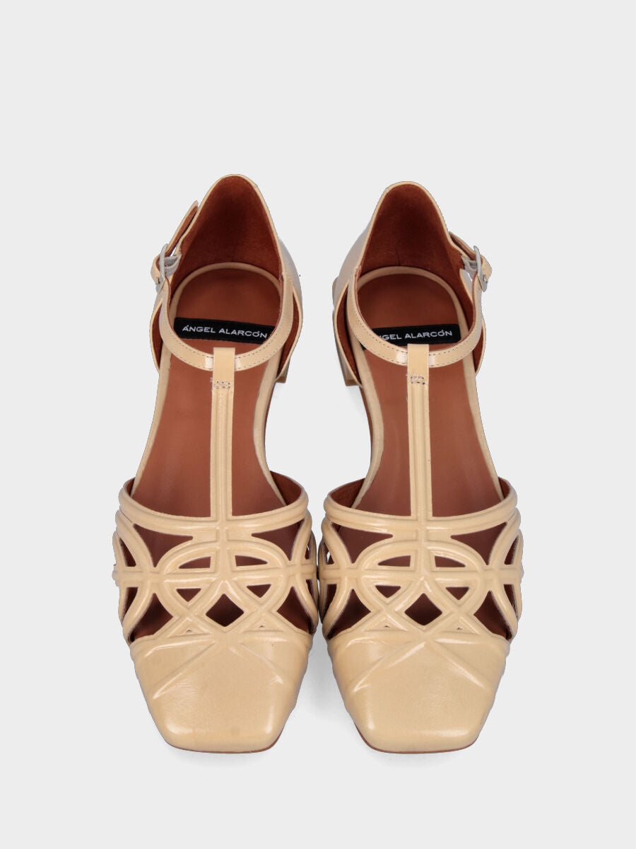 Ballerina beige in vernice con listini intrecciati