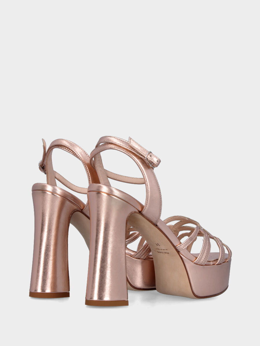 Sandalo rosa in pelle laminata con listini incrociati e maxi plateau