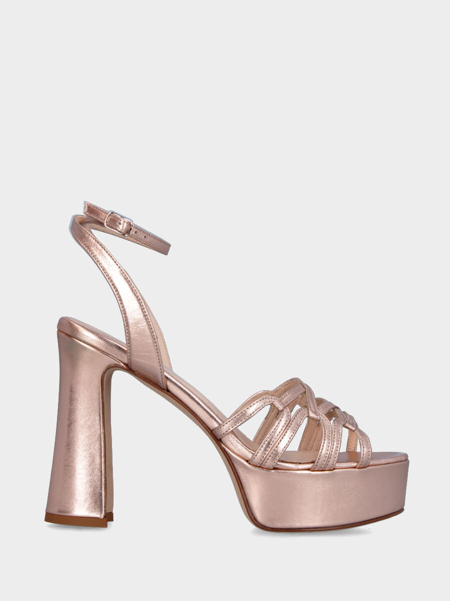 Sandalo rosa in pelle laminata con listini incrociati e maxi plateau