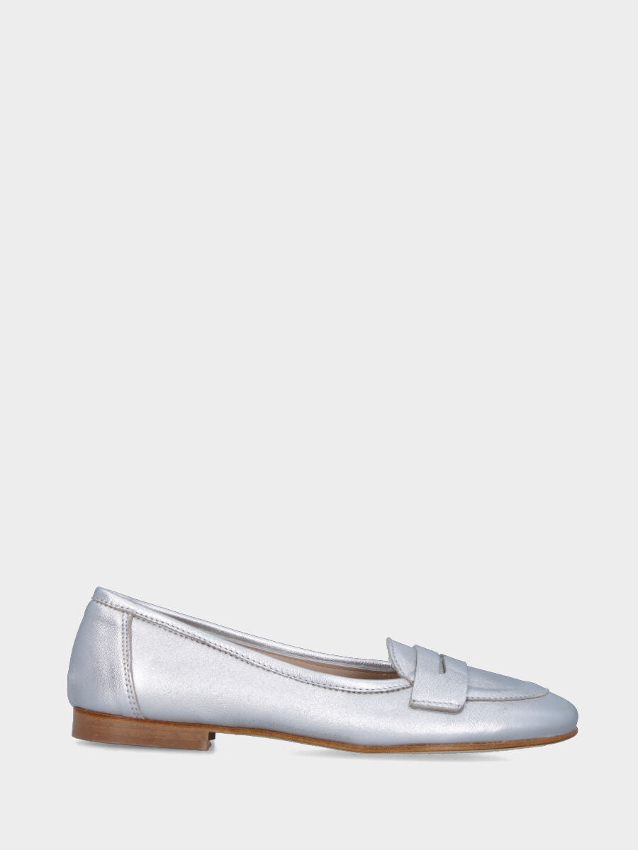 Silver moccasin in laminated leather with round toe and strap