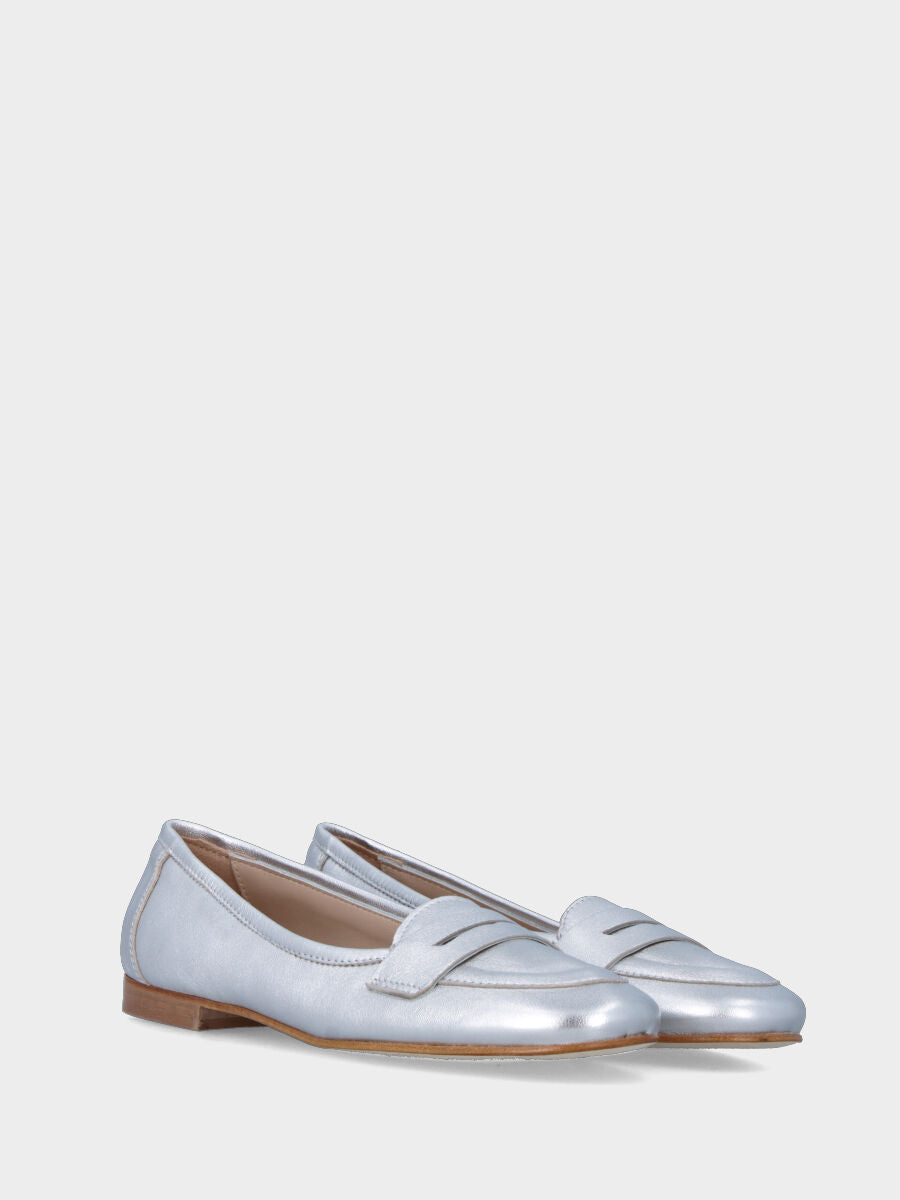 Silver moccasin in laminated leather with round toe and strap