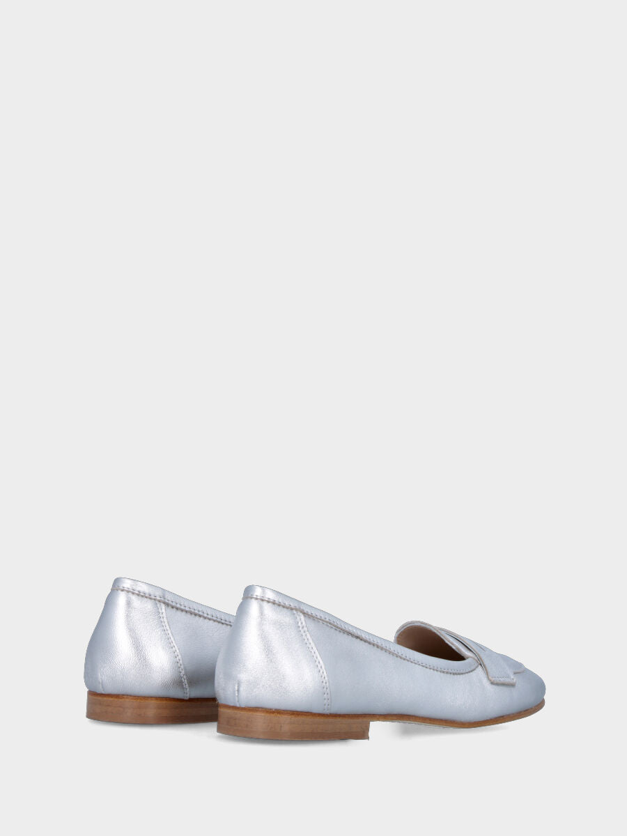 Silver moccasin in laminated leather with round toe and strap