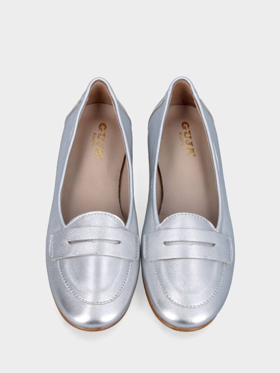 Silver moccasin in laminated leather with round toe and strap