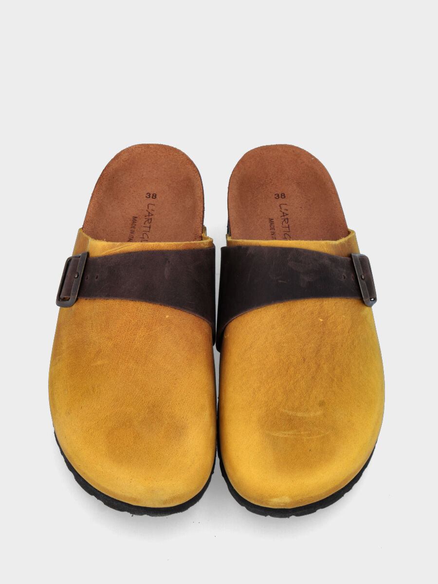 Sabot jaune en cuir avec boucle