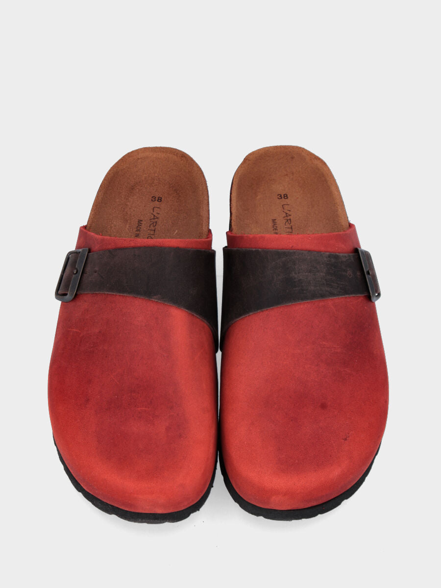 Sabot rouge en cuir avec boucle
