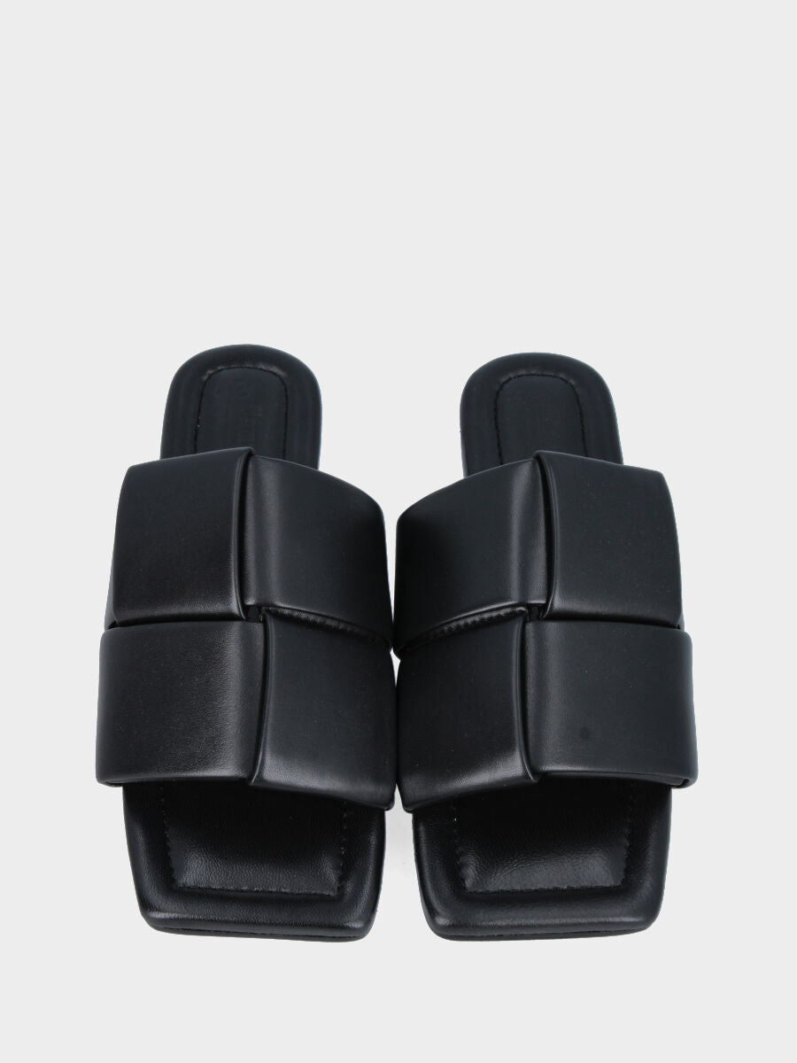 Mule noire en cuir avec bandes rembourrées croisées