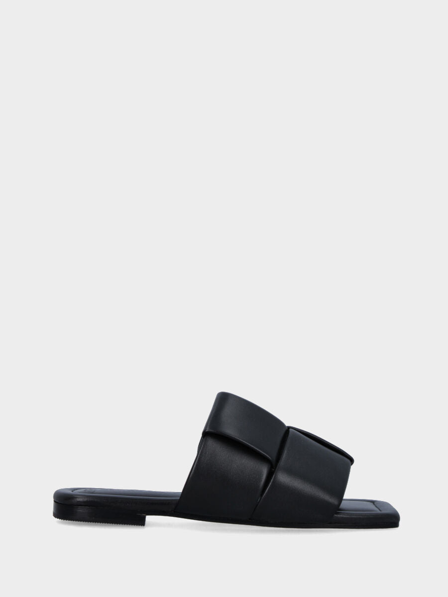Mule noire en cuir avec bandes rembourrées croisées