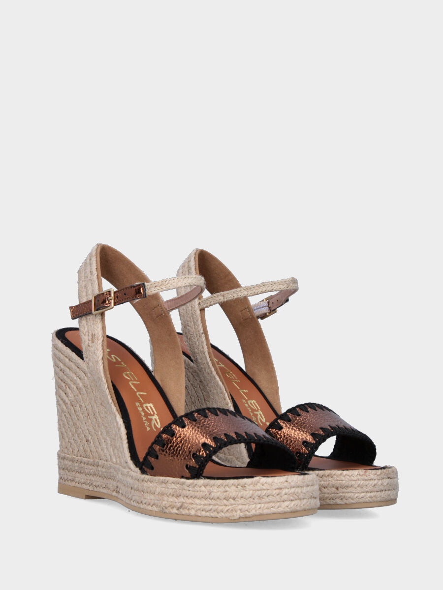Sandalo bronzo in pelle laminata con zeppa in corda