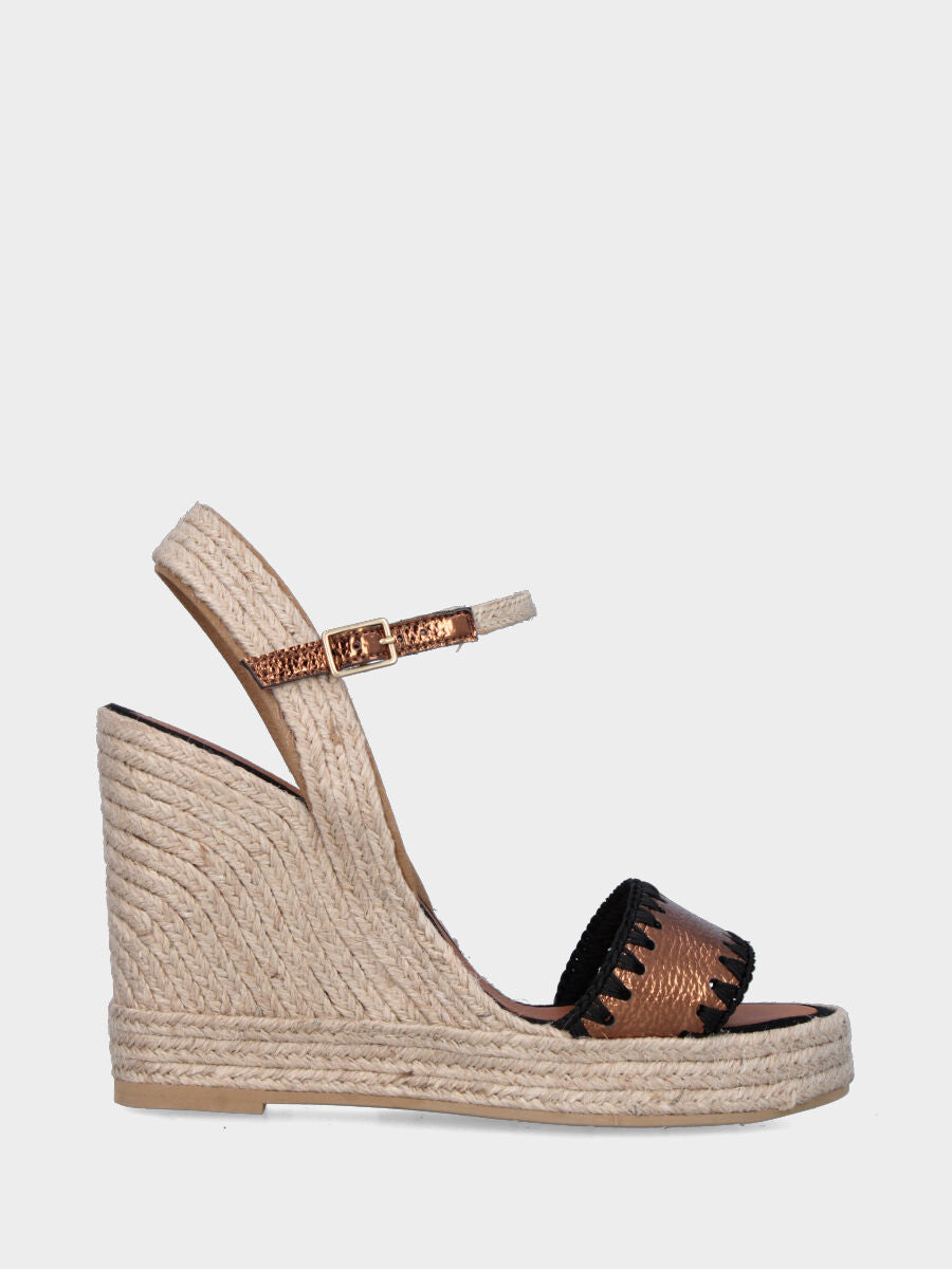 Sandalo bronzo in pelle laminata con zeppa in corda