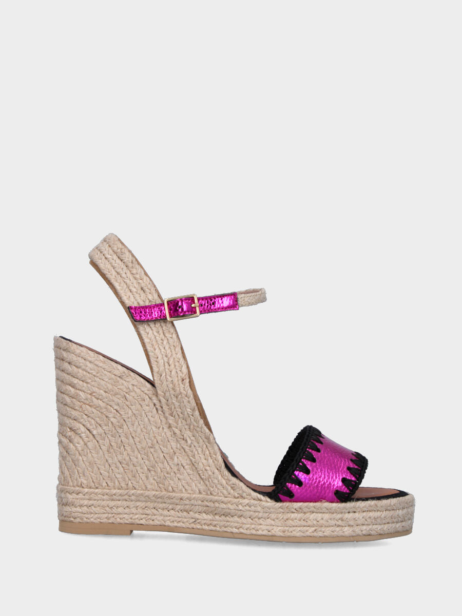 Sandalo fucsia in pelle laminata con zeppa in corda