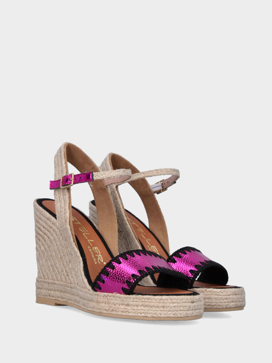Sandalo fucsia in pelle laminata con zeppa in corda