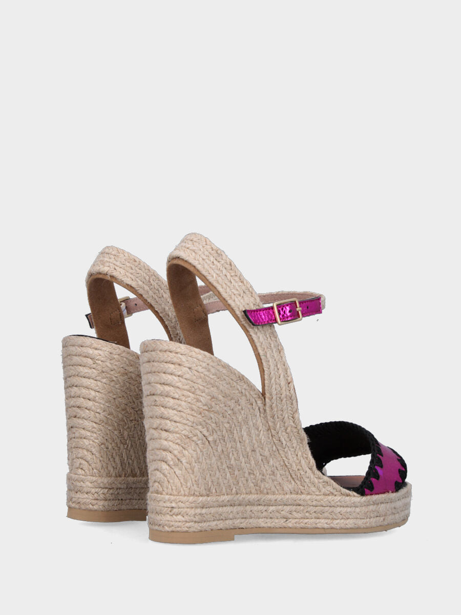 Sandalo fucsia in pelle laminata con zeppa in corda