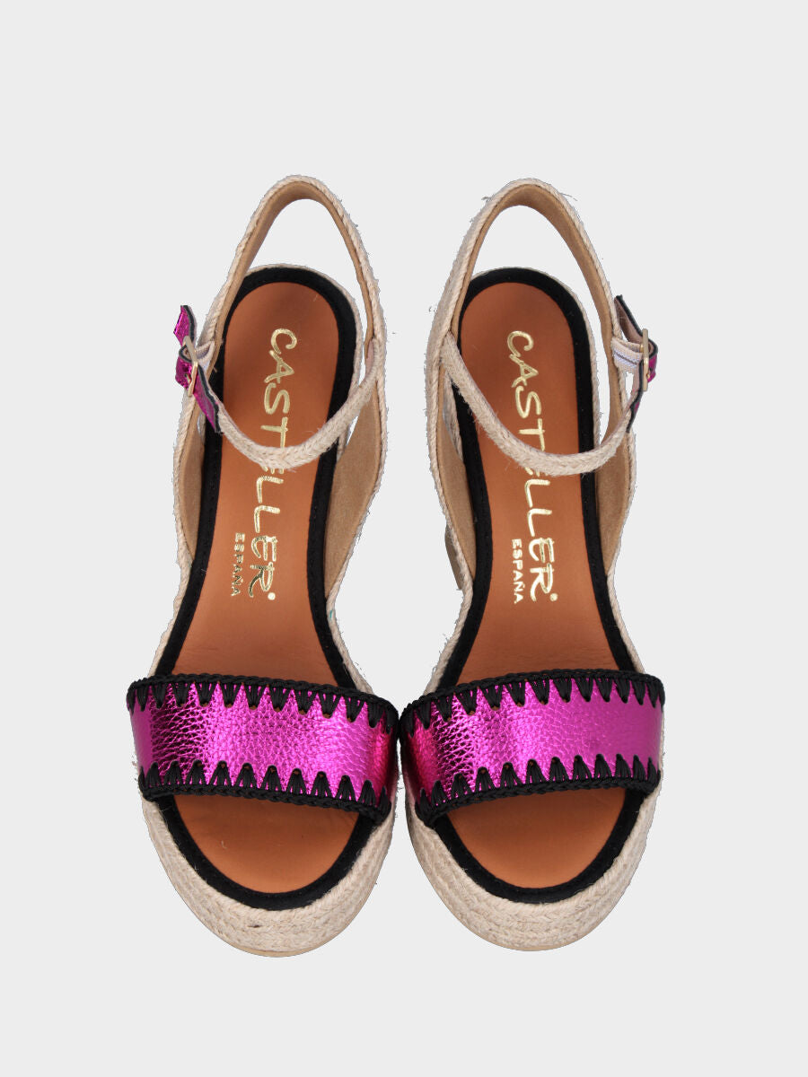 Sandalo fucsia in pelle laminata con zeppa in corda