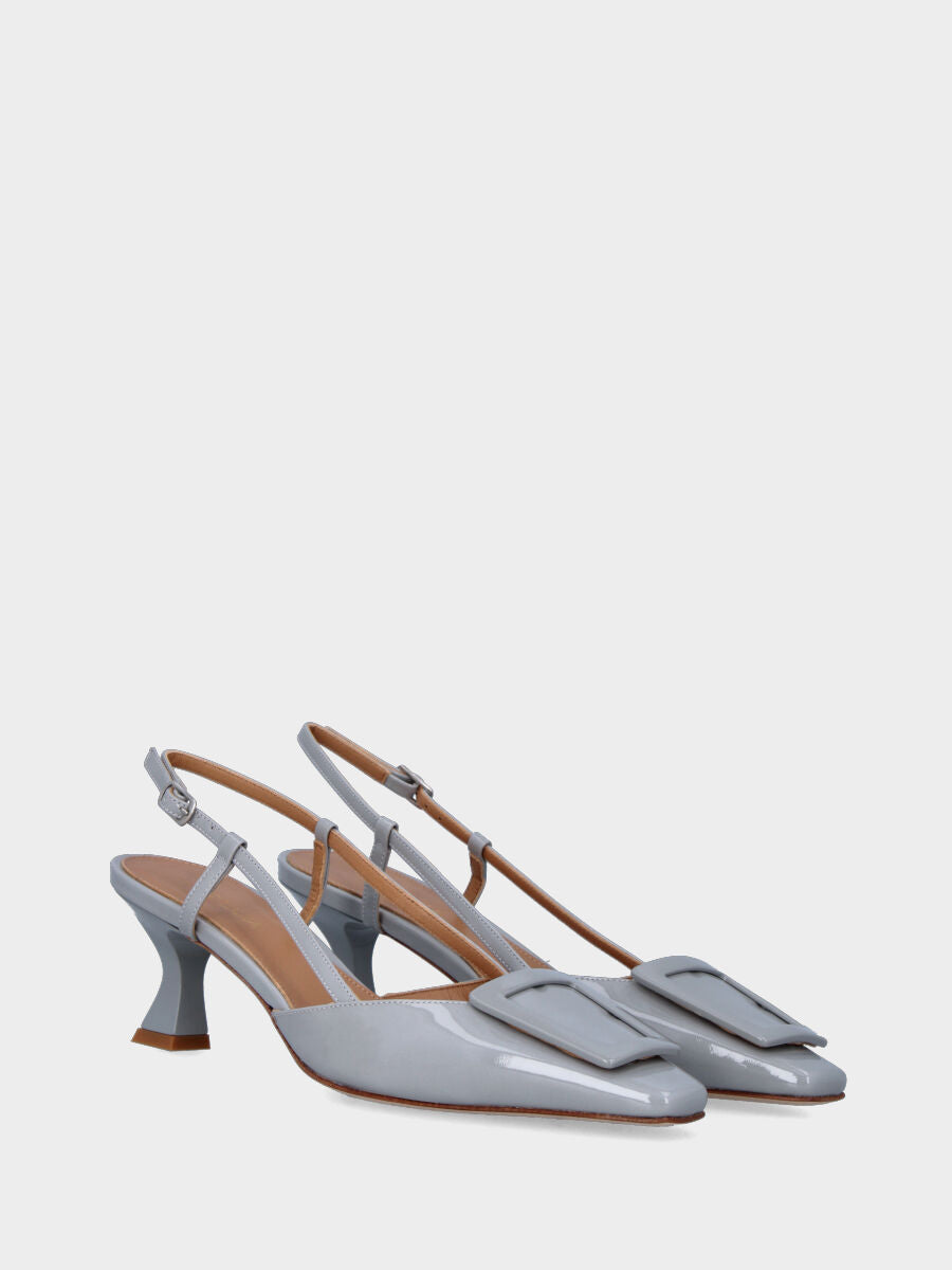 Slingback grigia in vernice con accessorio metallico