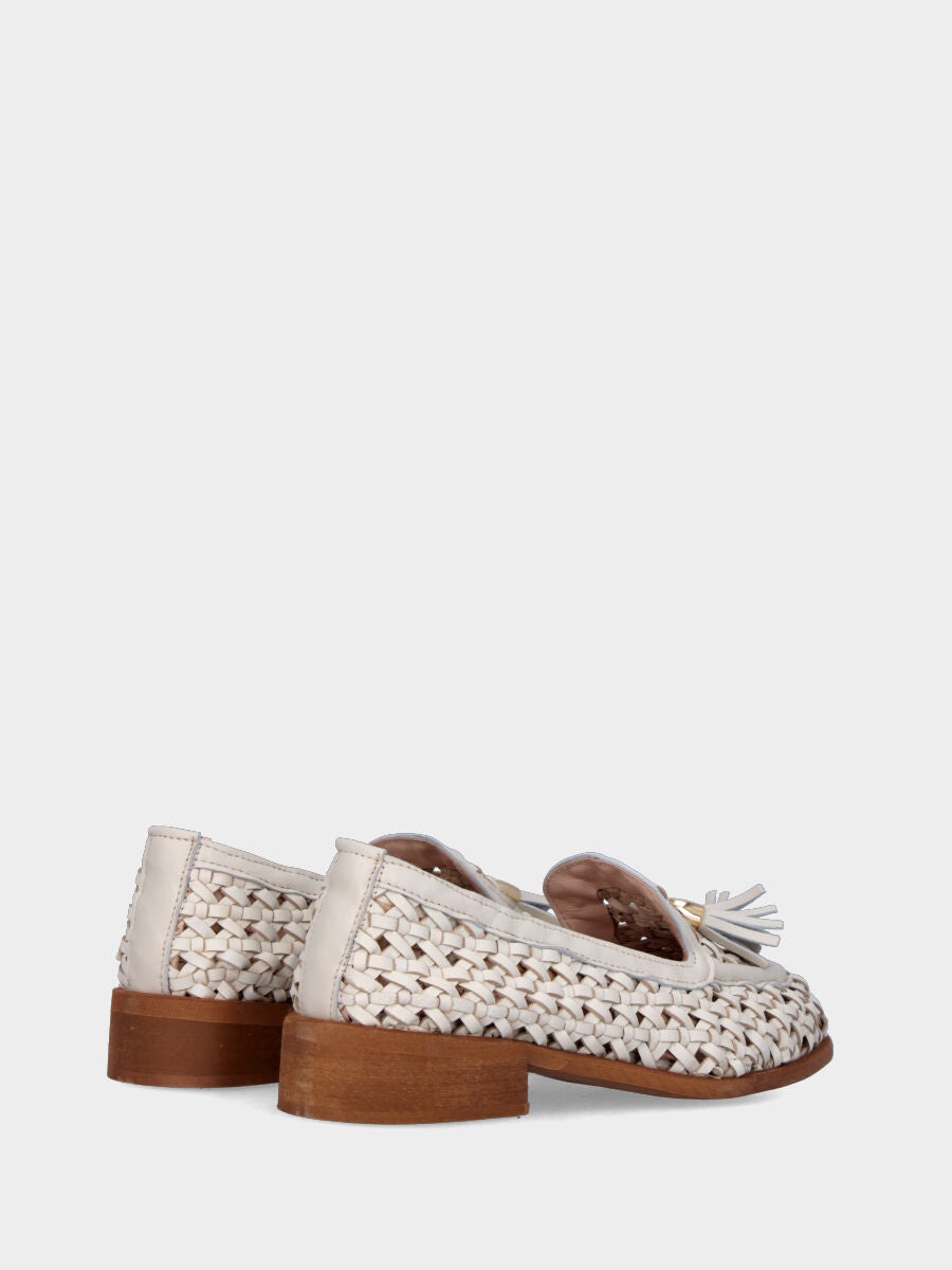 Mocassino beige in pelle intrecciato con nappine