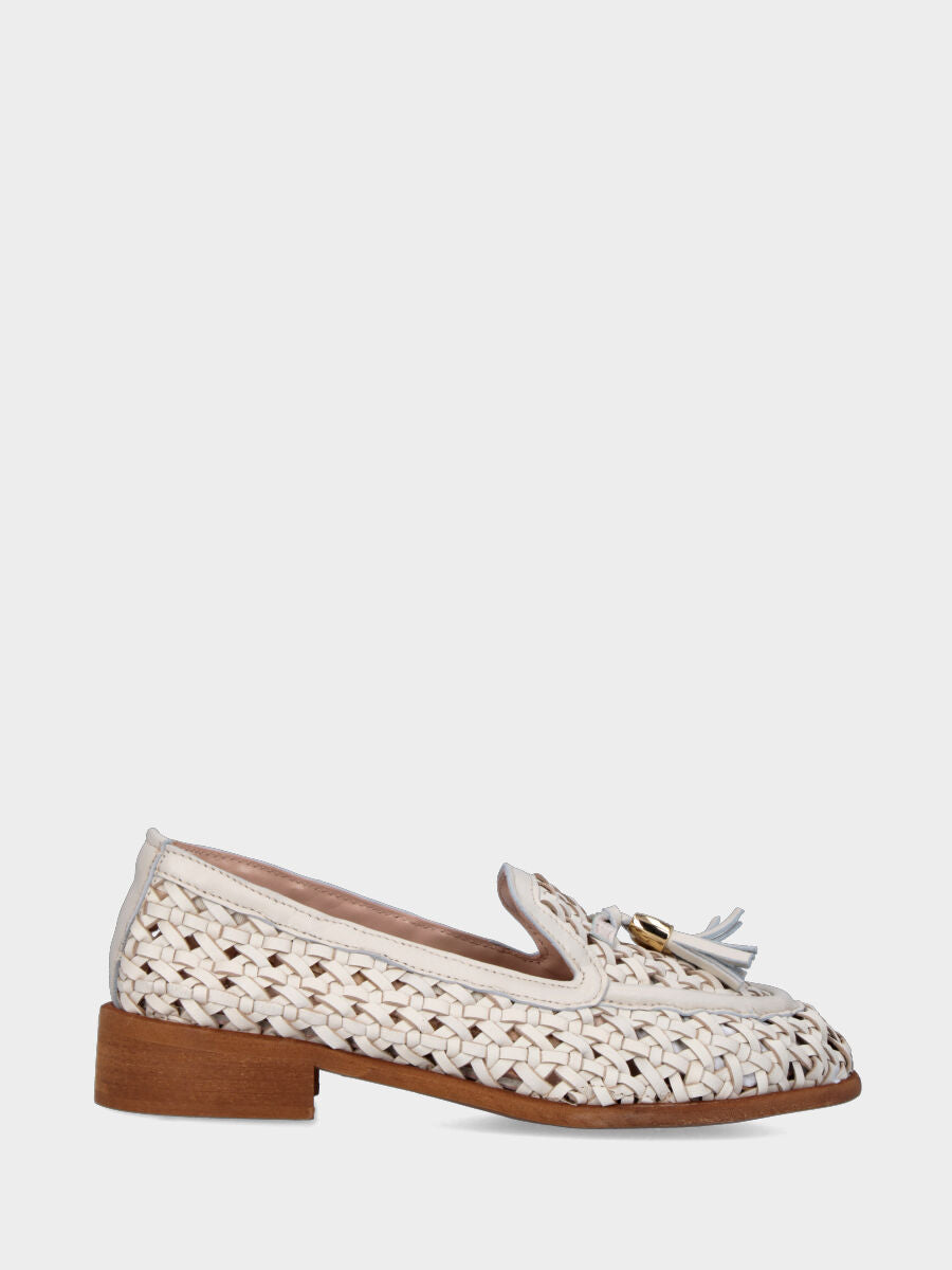 Mocassino beige in pelle intrecciato con nappine