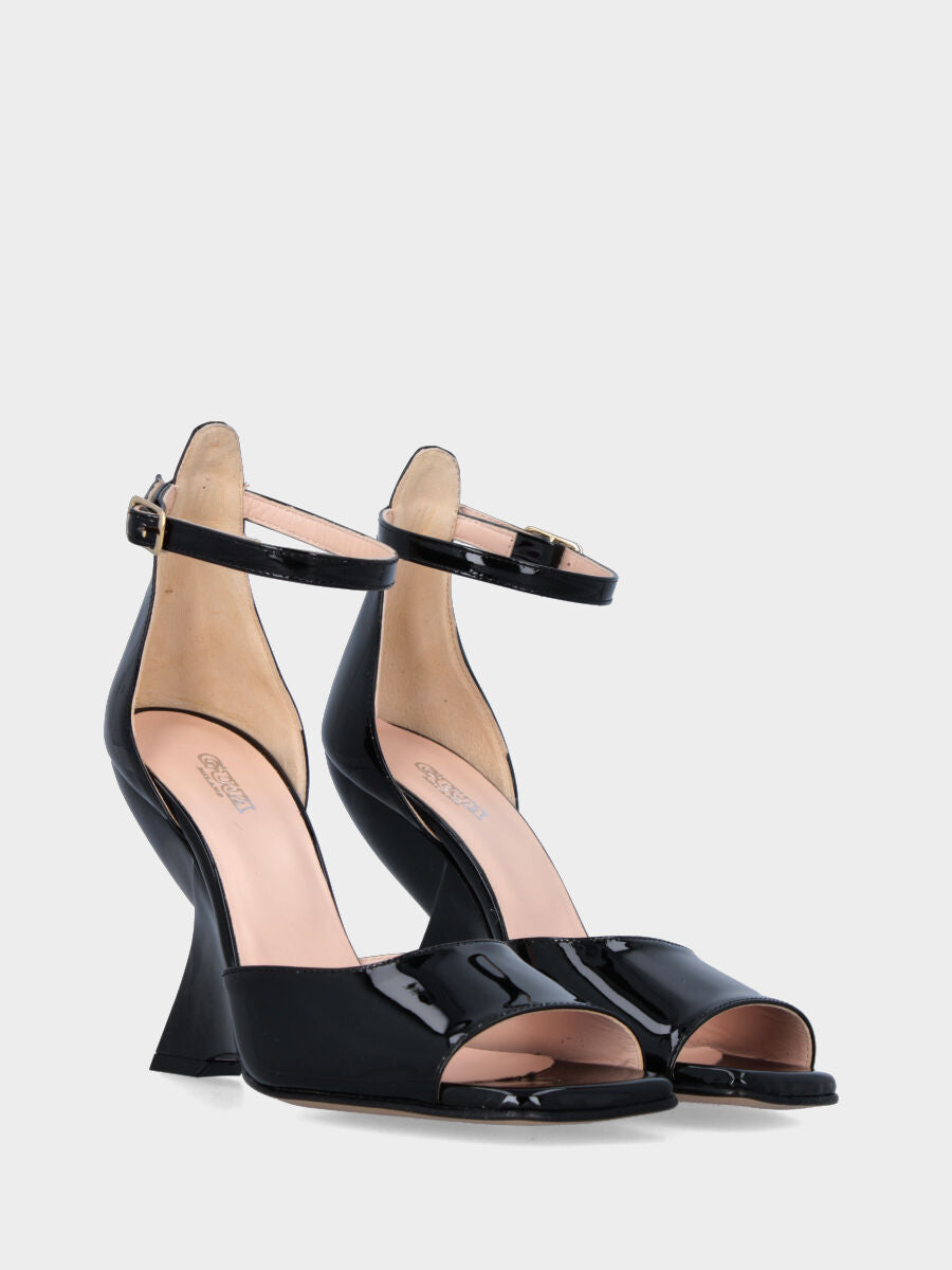 Schwarzer Lack-Sandalette mit Riemchen und geometrischem Keilabsatz