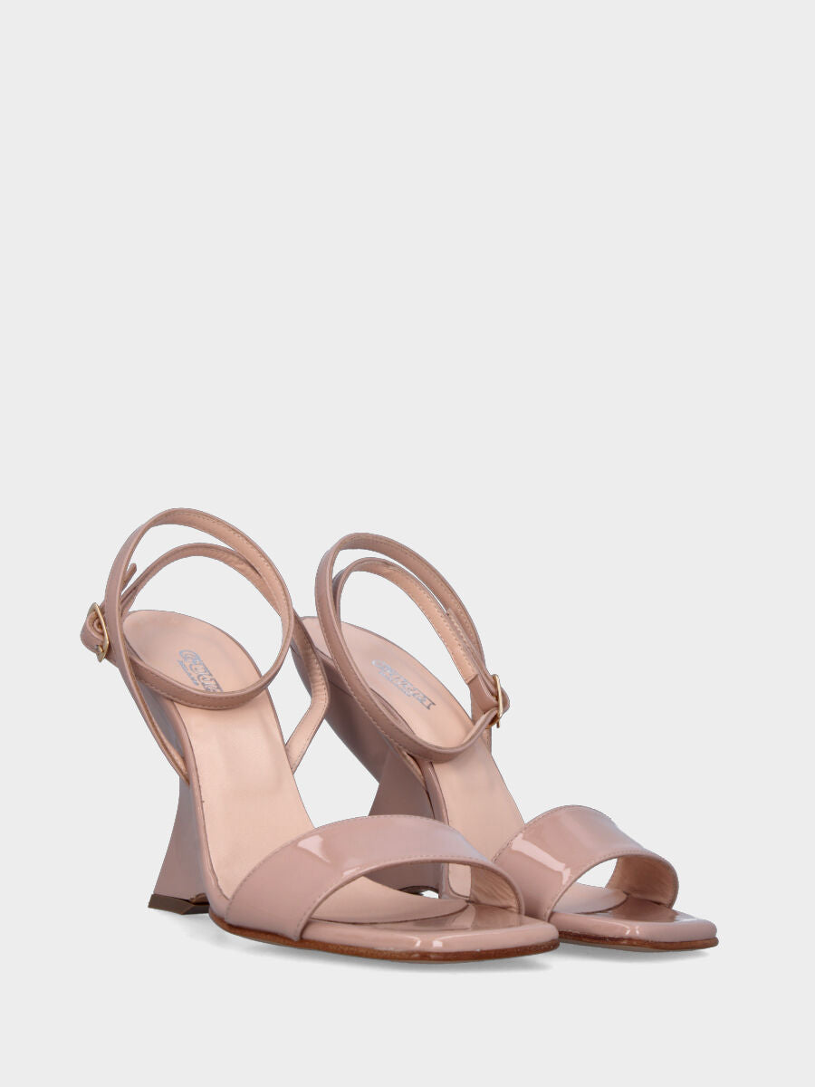 Nude Lack-Sandalette mit Riemchen und geometrischem Keilabsatz