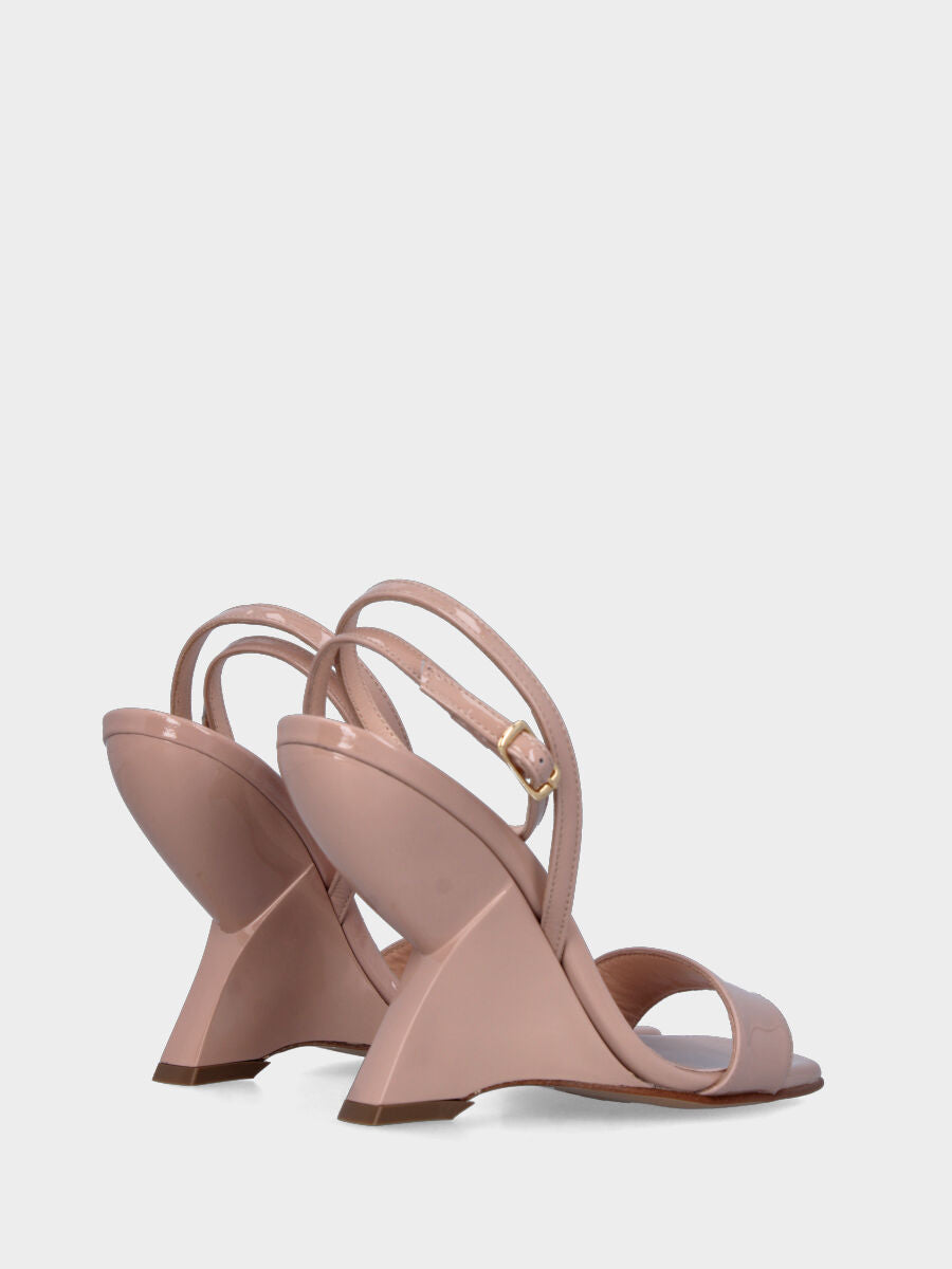 Nude Lack-Sandalette mit Riemchen und geometrischem Keilabsatz