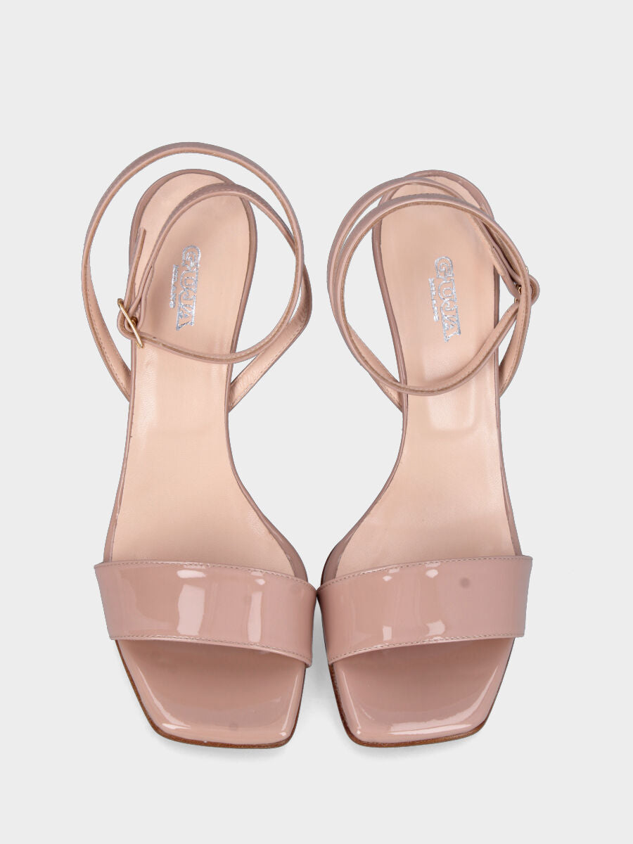 Nude Lack-Sandalette mit Riemchen und geometrischem Keilabsatz