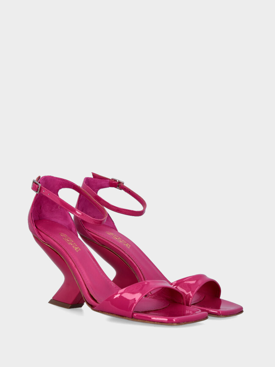 Sandalo fucsia in vernice con zeppa incavata