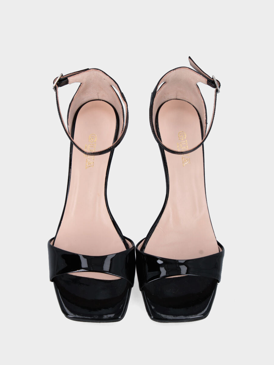 Schwarzer Lack-Sandalette mit hohlem Keilabsatz