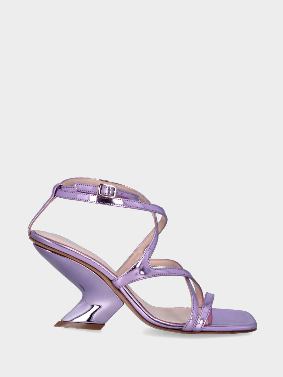 Sandale lilas en cuir laminé avec lanières croisées et semelle compensée évidée