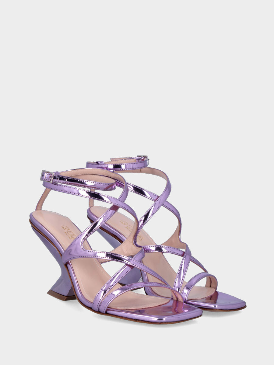 Sandale lilas en cuir laminé avec lanières croisées et semelle compensée évidée