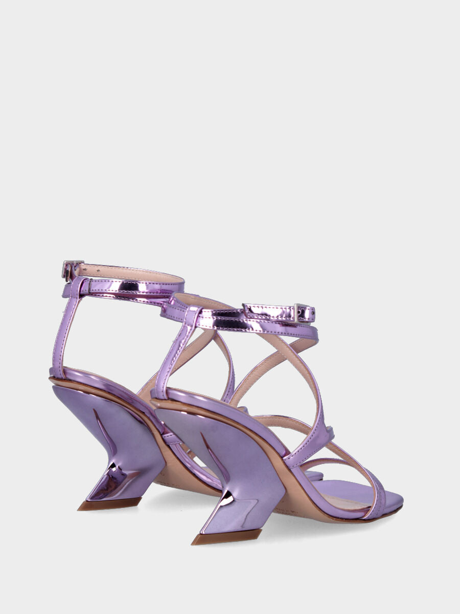 Sandale lilas en cuir laminé avec lanières croisées et semelle compensée évidée