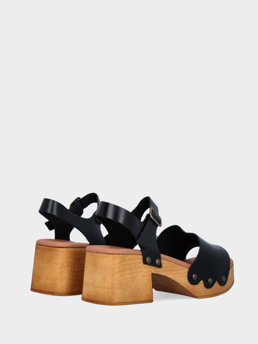 Zoccolo nero in pelle con fascia ad ondine chiodata