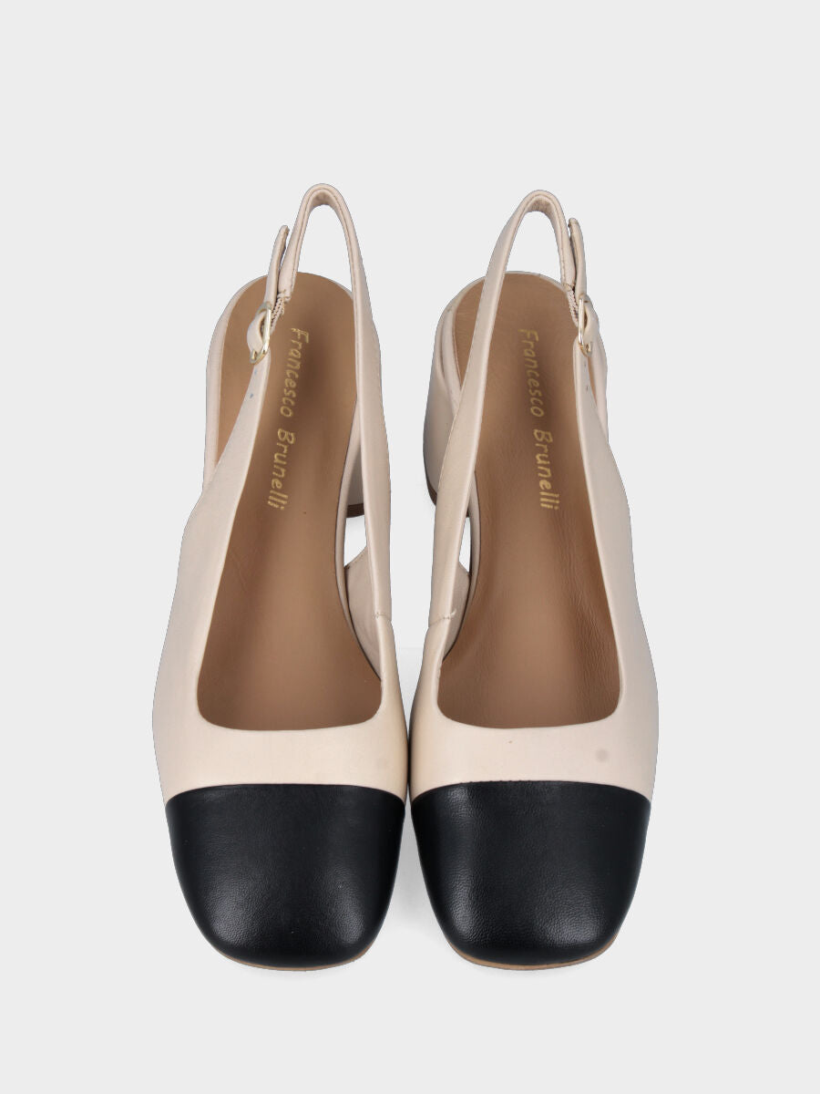 Escarpin slingback beige en cuir avec embout noir et talon large