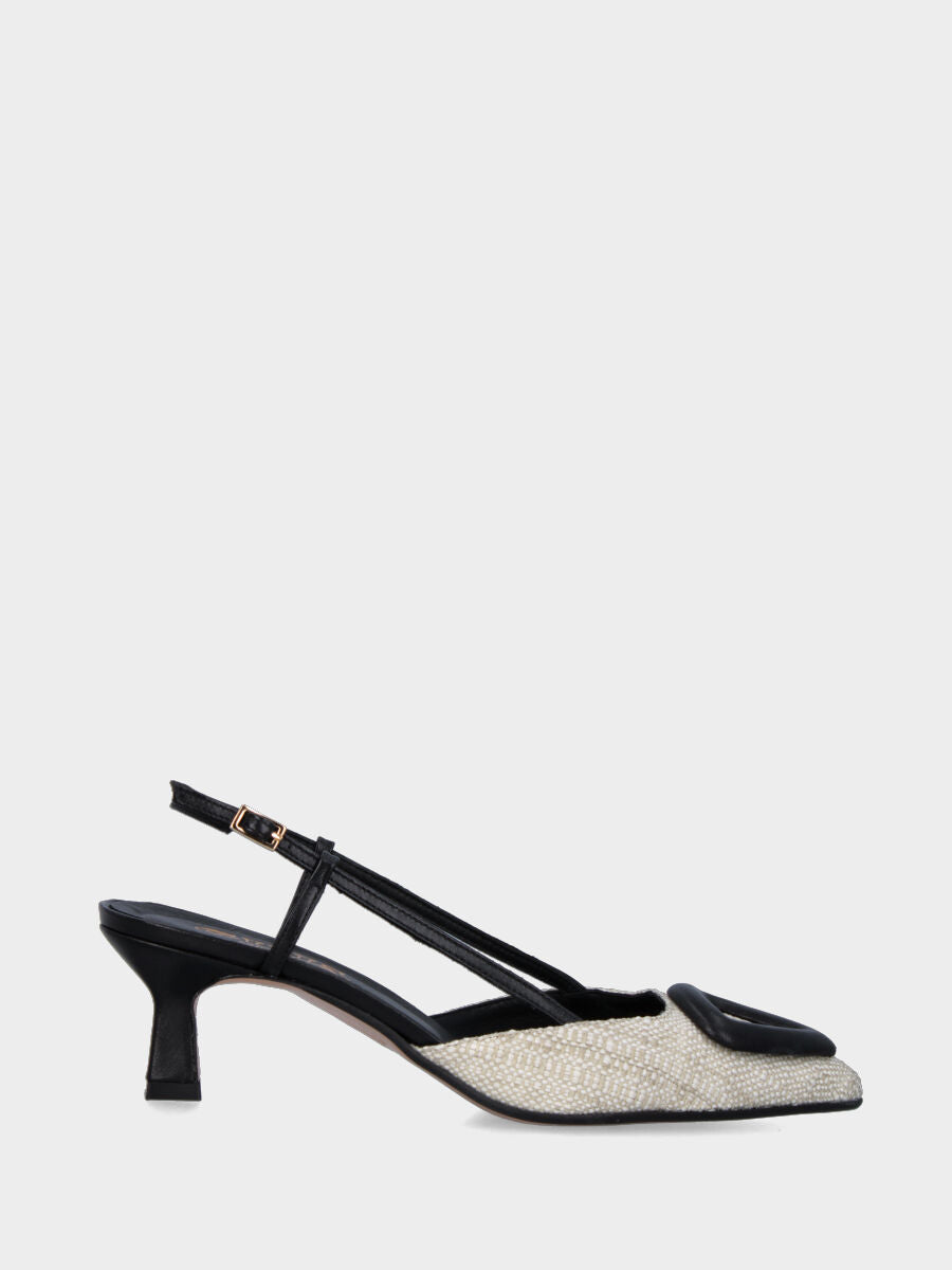 Slingback nera in tessuto a punta sfilata con accessorio geometrico