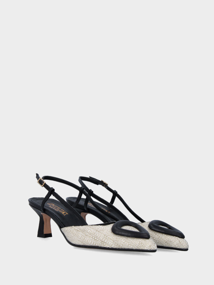 Slingback nera in tessuto a punta sfilata con accessorio geometrico