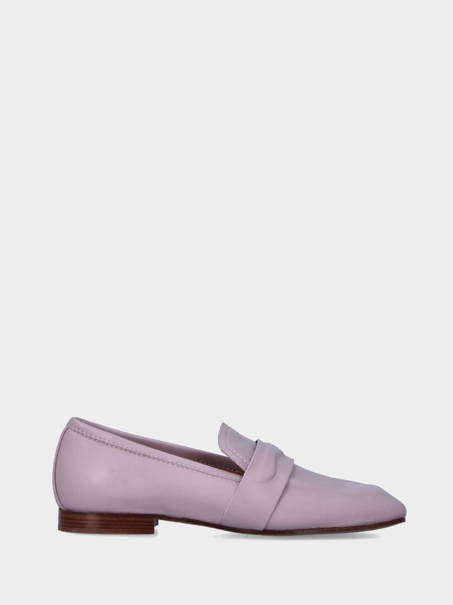 Mocassin lilas en cuir avec masque en relief