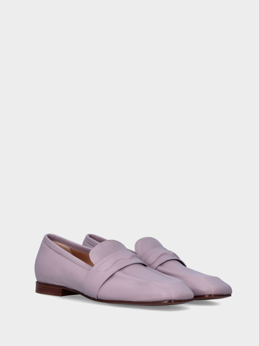 Mocassin lilas en cuir avec masque en relief
