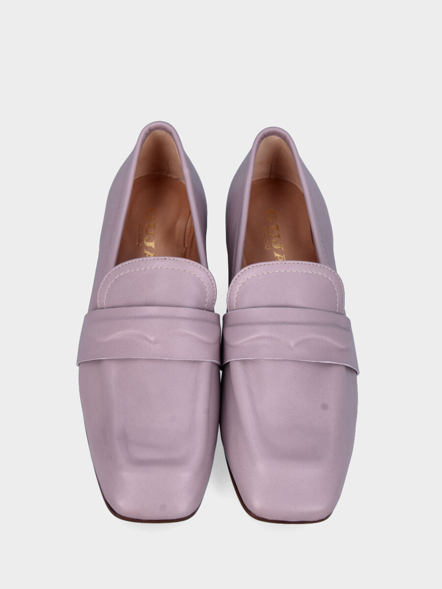 Mocassin lilas en cuir avec masque en relief