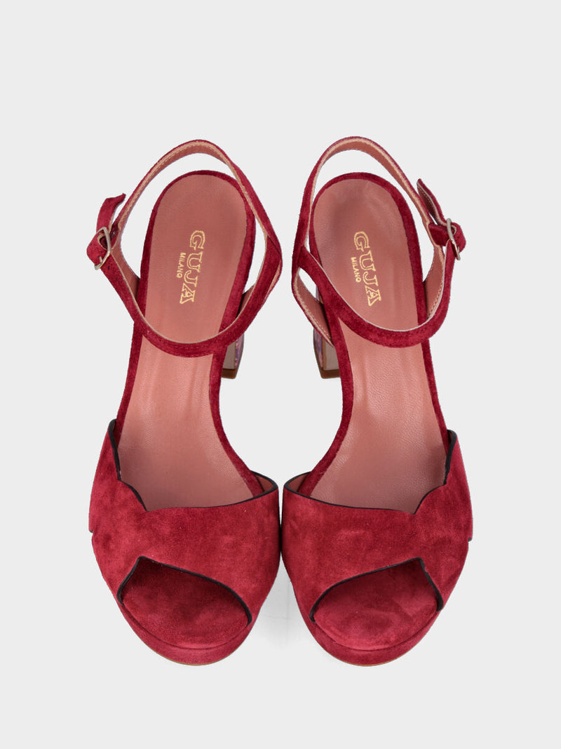 Sandalo rosso in pelle con fascia ondulata e tacco colorato